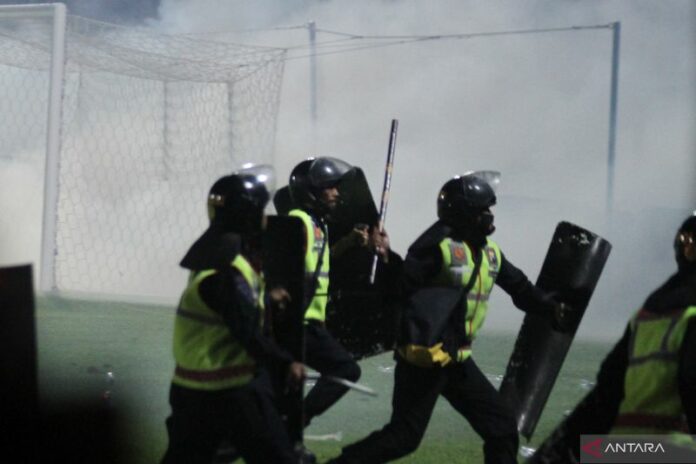 antarafoto-kerusuhan-di-stadion-kanjuruhan-malang-021022-abs-1