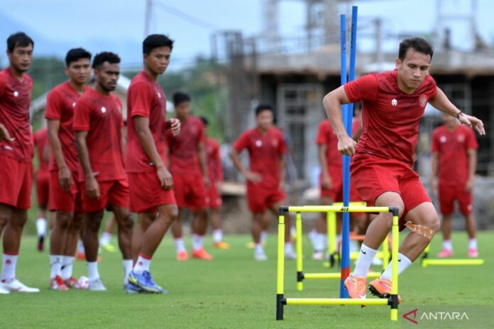 antarafoto-latihan-timnas-indonesia-jelang-piala-aff-161222-fik-1_1