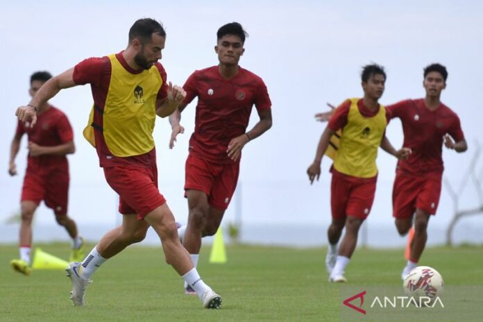 antarafoto-latihan-timnas-indonesia-jelang-piala-aff-161222-fik-6_1