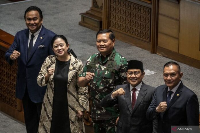antarafoto-paripurna-dpr-panglima-tni-131222-aaa-6