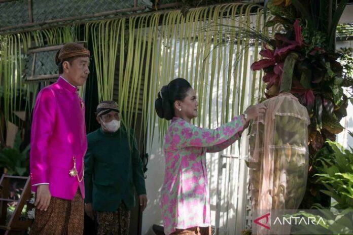 antarafoto-presiden-memasang-bleketepe-pernikahan-kaesang-erina-091222-yud-7