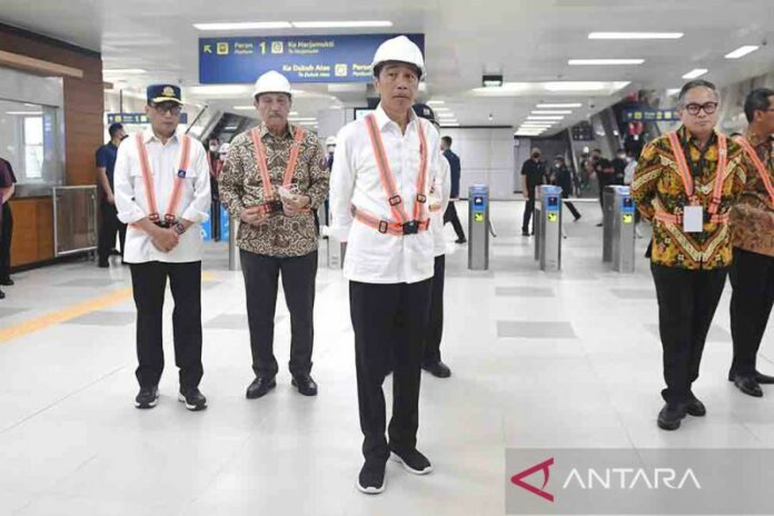 antarafoto-presiden-tinjau-lrt-jabodebek-261222-hma-6