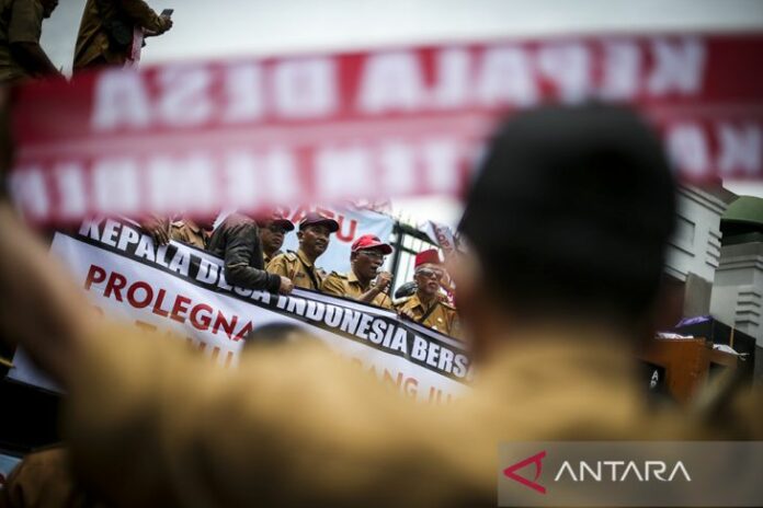 antarafoto-aksi-unjuk-rasa-kepala-desa-170123-riv-2