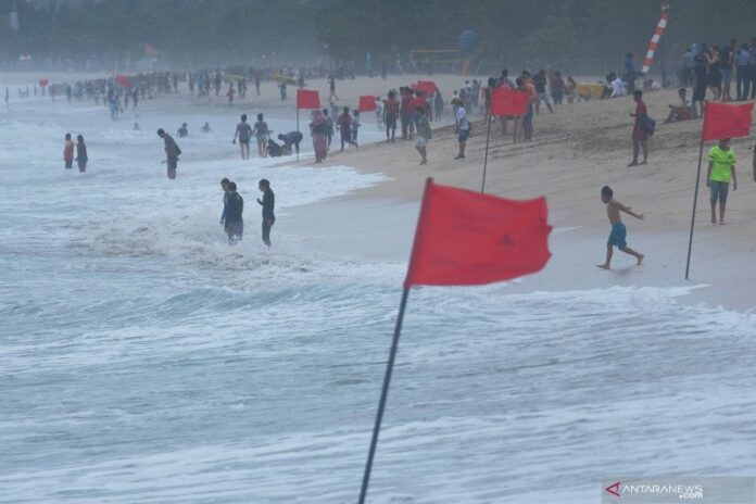 Cuaca-Ekstrim-Laut-Bali-Selatan-040120-Nhw-3_1 (1)