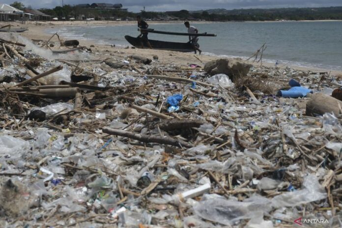 antarafoto-aktivitas-melaut-terhambat-akibat-sampah-kiriman-130123-6