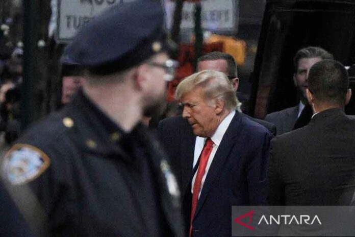 2023-04-03T210118Z_1538397054_RC2870AU5XG8_RTRMADP_3_USA-TRUMP