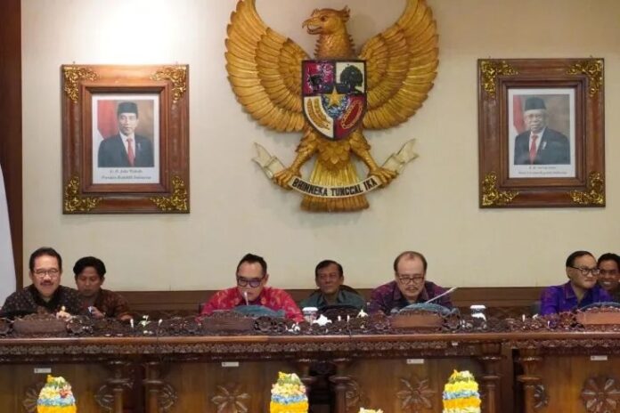 Wagub-Bali-sidang-paripurna.jpg