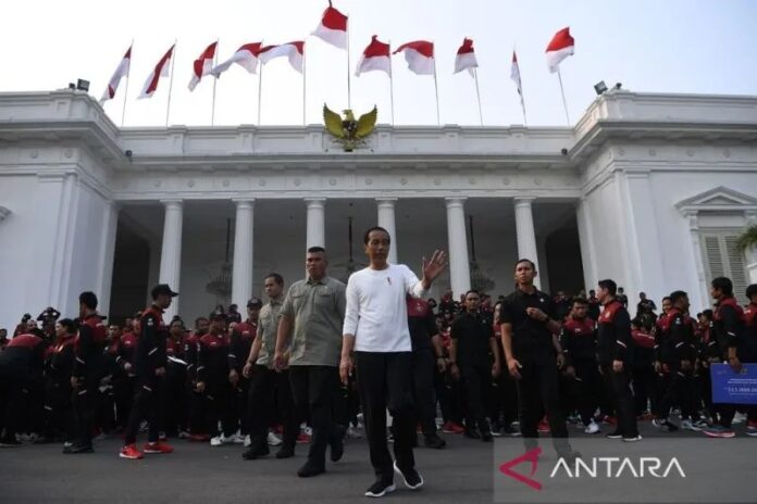 presiden-jokowi-menyerahkan-bonu