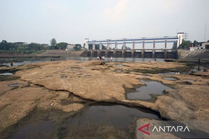 sungai-cisadane-mulai-surut-2507