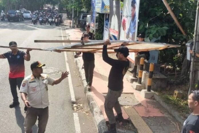 Satpol-PP-turun-baliho-edit.jpg