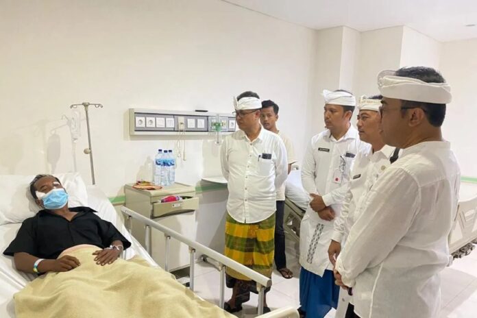 Jaya-Negara-jenguk-korban.jpg