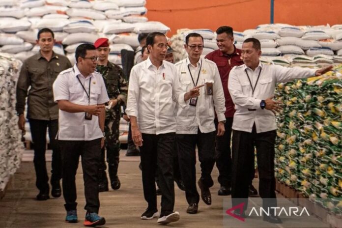 Presiden-meninjau-penyerahan-ban