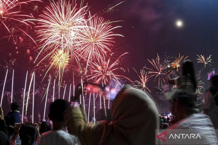 Kembang-Api-Di-Ancol-010124-Adm
