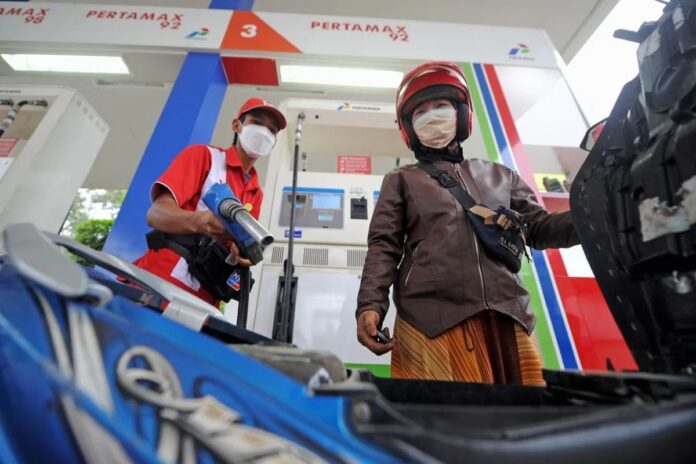 Petugas-Pertamina-Pertamax.jpeg