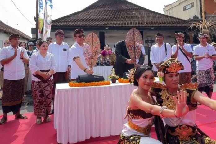 Jaya-Negara-omed-omedan.jpg