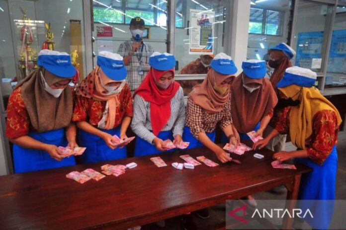 Pembagian-Uang-Tunjangan-Hari-Ra
