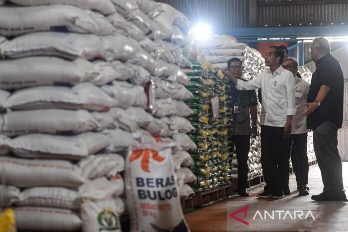 Presiden-Serahkan-Bantuan-Pangan