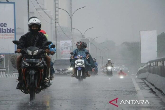 hujan-mulai-turun-di-makassar-24