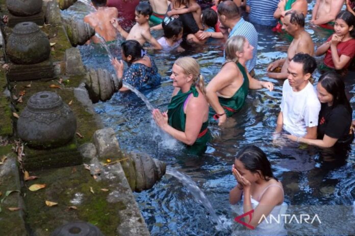 ritual-melukat-banyu-pinaruh-bal