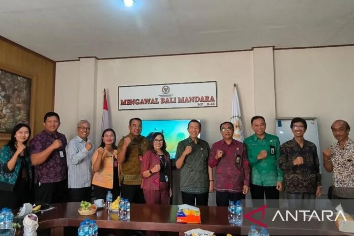 Mangku-Pastika-reses-sampah-OK.j