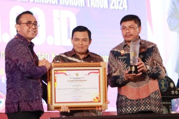 Walikota-penghargaan-JDIH-ok.jpg