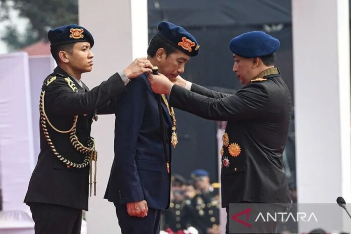 Jokowi-Dianugrahi-Medali-Kehorma