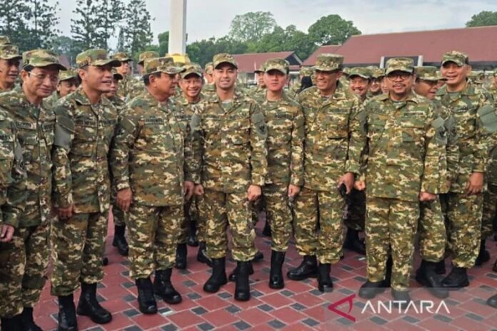 Menteri-baju-loreng.jpg