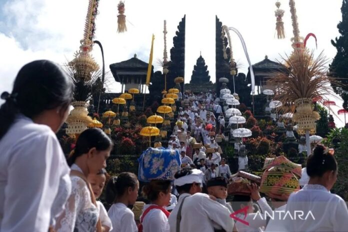 upacara-ida-bhatara-turun-kabeh