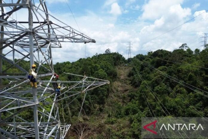 Teknisi-PLN-di-menara-transmisi
