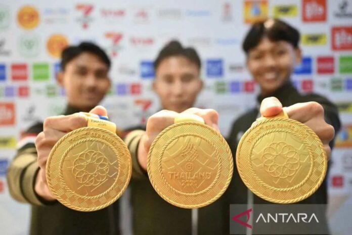 Peraih-medali-emas-pertama-Indon