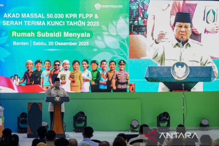 Presiden-hadiri-akad-massal-50.0