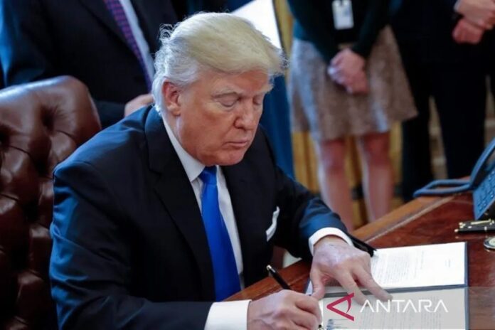 Trump-tandatangan-1.jpg