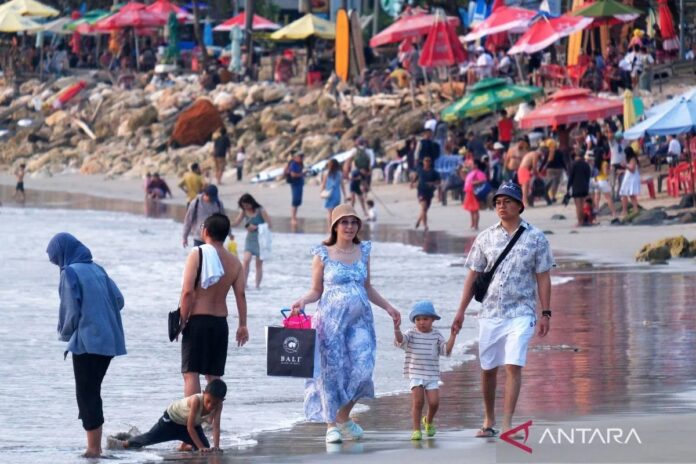 jumlah-kunjungan-wisatawan-pantai-kuta-bali-260326-nhw-4.jpg