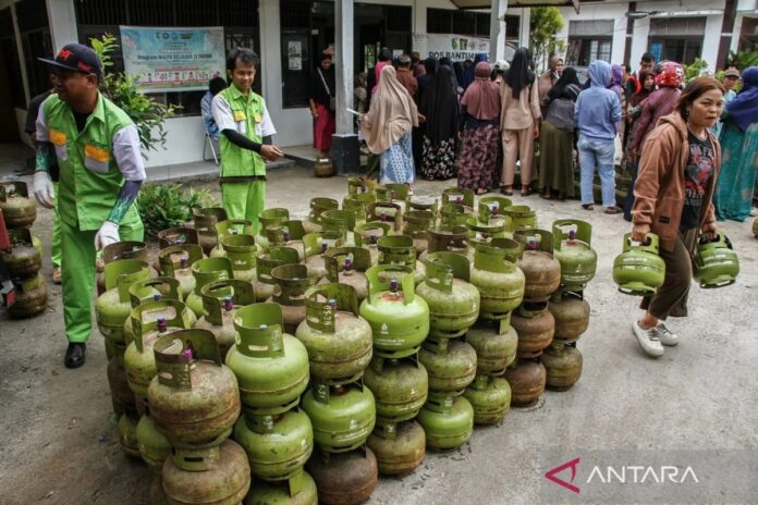 operasi-pasar-elpiji-tiga-kilogram-di-palang-raya-2744435.jpg