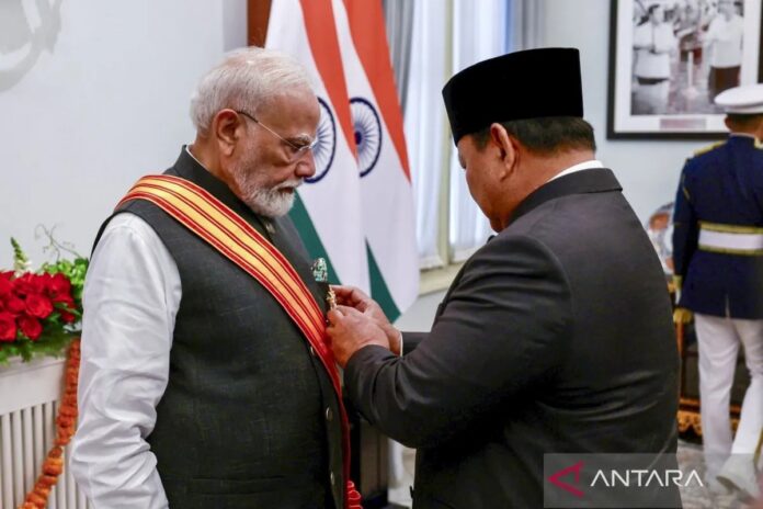 presiden-anugerahkan-tanda-kehor