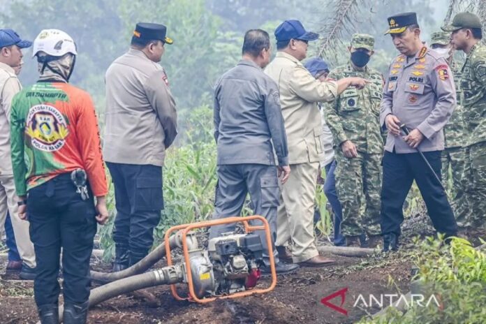 Presiden-Prabowo-Tinjau-Lokasi-Kebakaran-Hutan-Dan-Lahan-Di-Pontianak-220826-gp-2_1.jpg