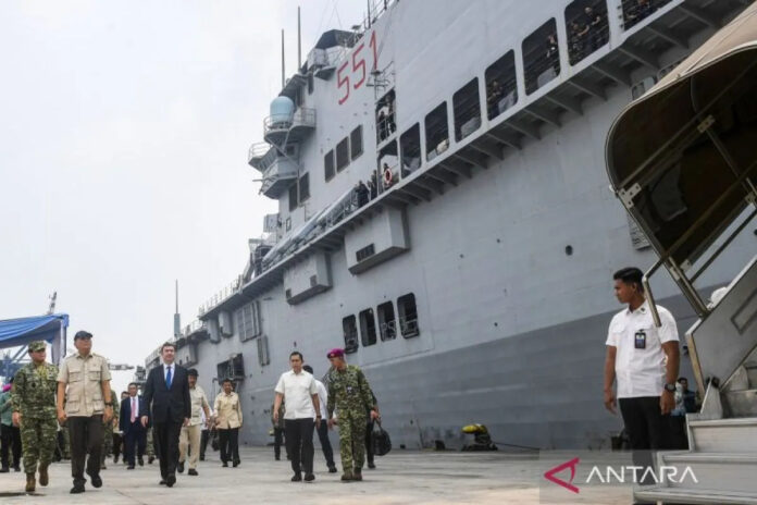 kapal-induk-its-giuseppe-garibaldi-551-tiba-di-pelabuhan-tanjung-priok-2866023.jpg