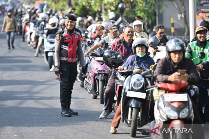 antrean-panjang-kendaraan-sejumlah-spbu-wilayah-bali-131026-nhw-2 (1)